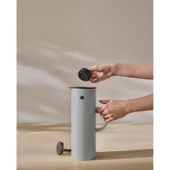 Stelton EM77 Isolierkanne 1,0 l Soft Cloud